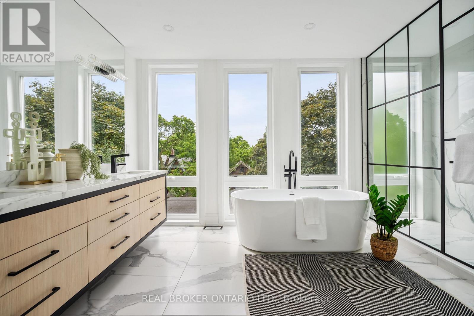 Photo 32 of 98 Hogarth Avenue, Toronto ON