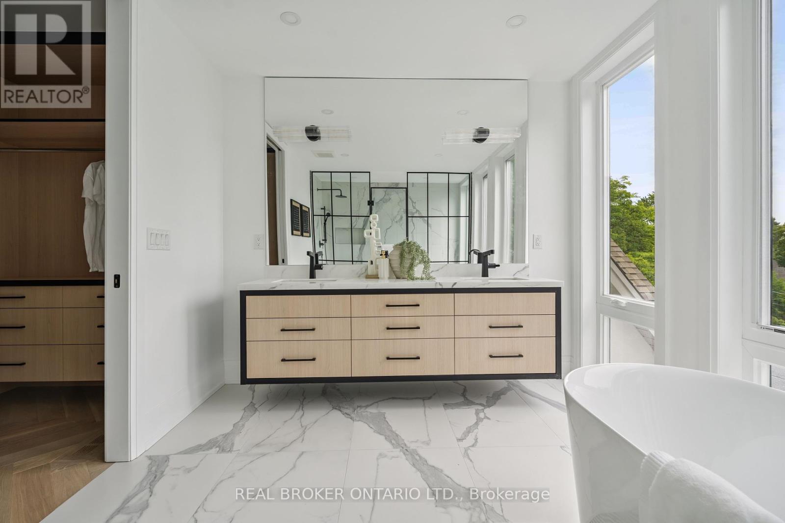 Photo 33 of 98 Hogarth Avenue, Toronto ON