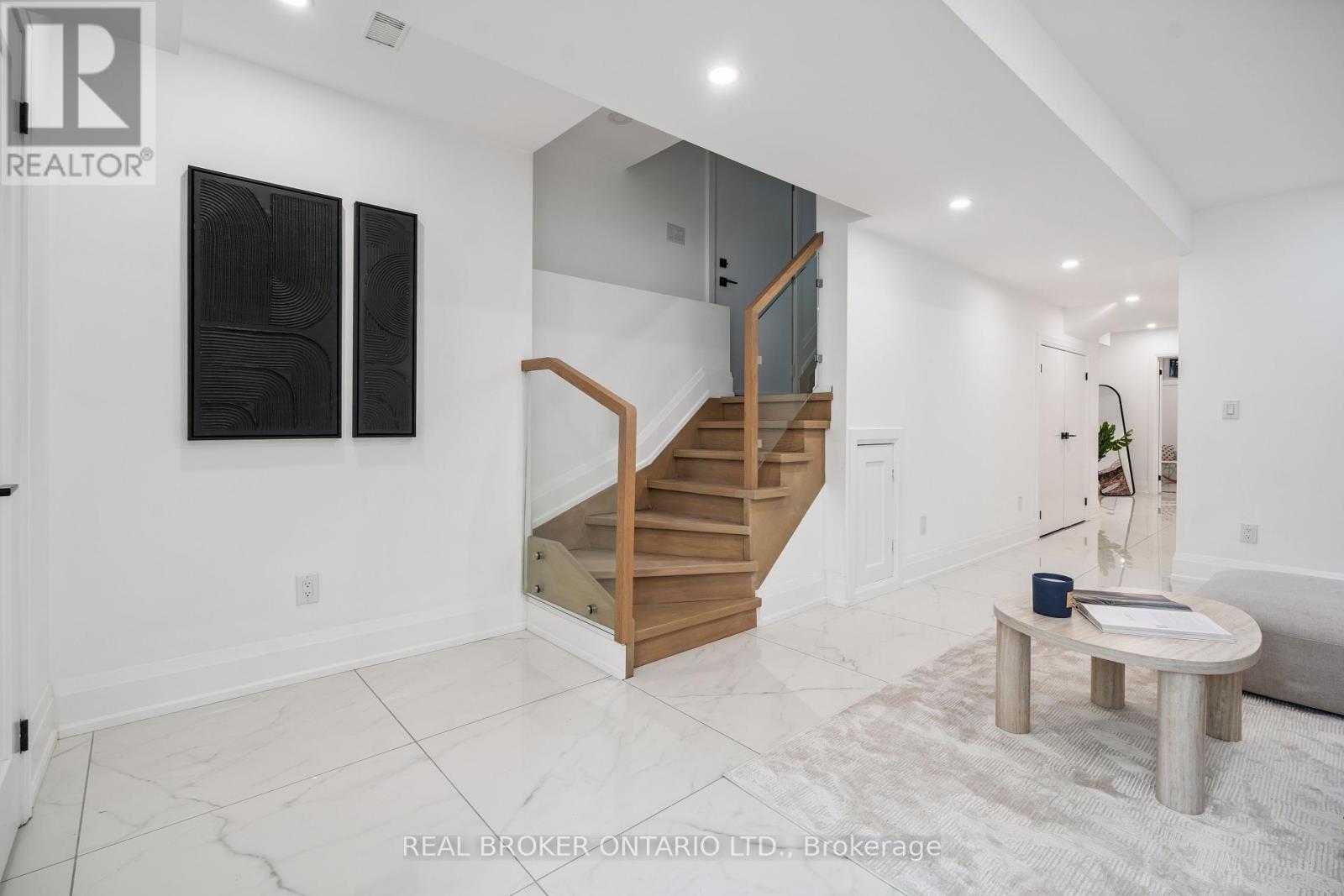 Photo 34 of 98 Hogarth Avenue, Toronto ON