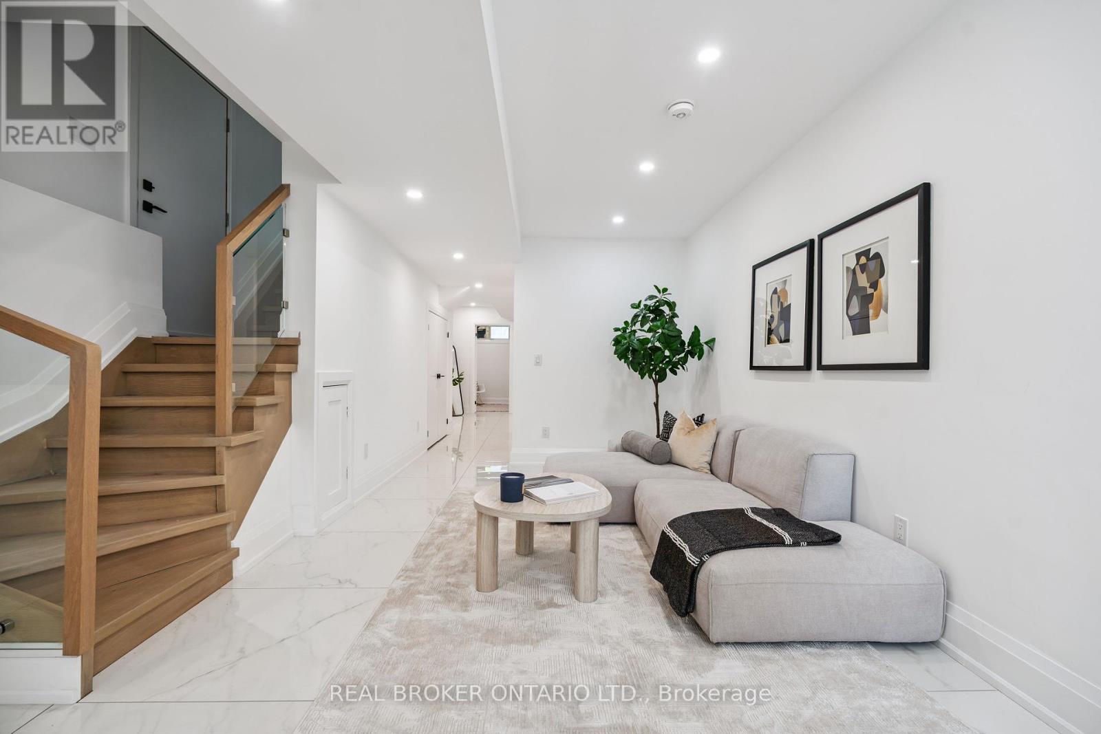 Photo 35 of 98 Hogarth Avenue, Toronto ON