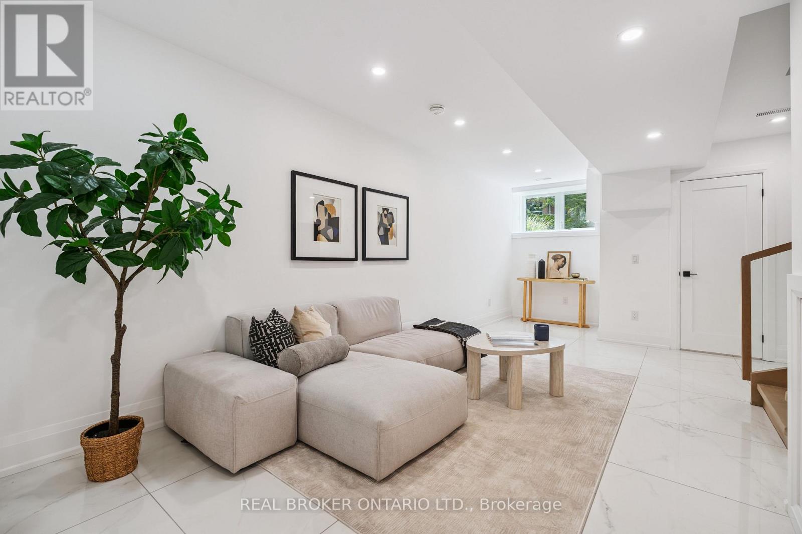 Photo 36 of 98 Hogarth Avenue, Toronto ON