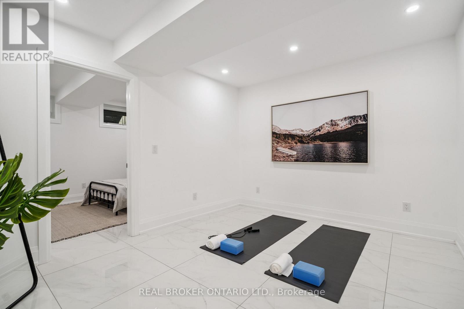 Photo 37 of 98 Hogarth Avenue, Toronto ON