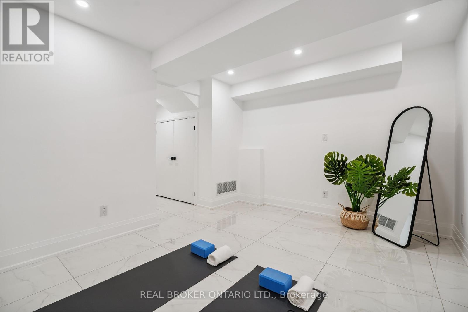 Photo 38 of 98 Hogarth Avenue, Toronto ON