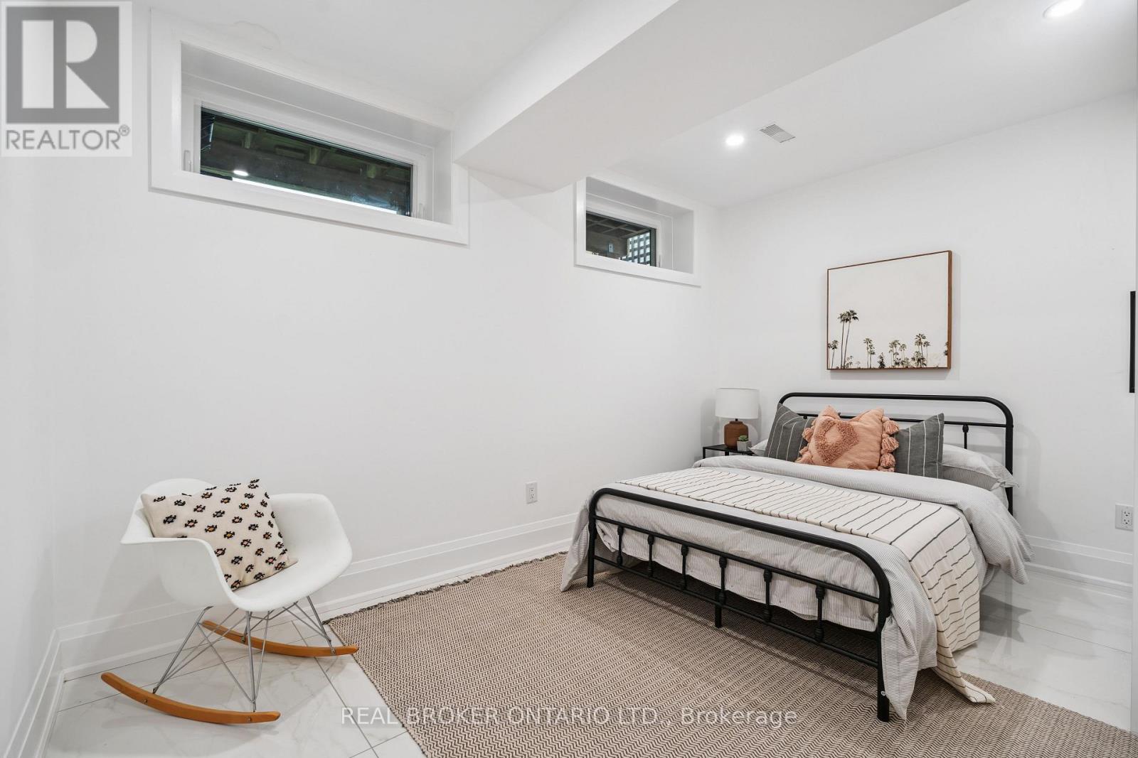 Photo 39 of 98 Hogarth Avenue, Toronto ON