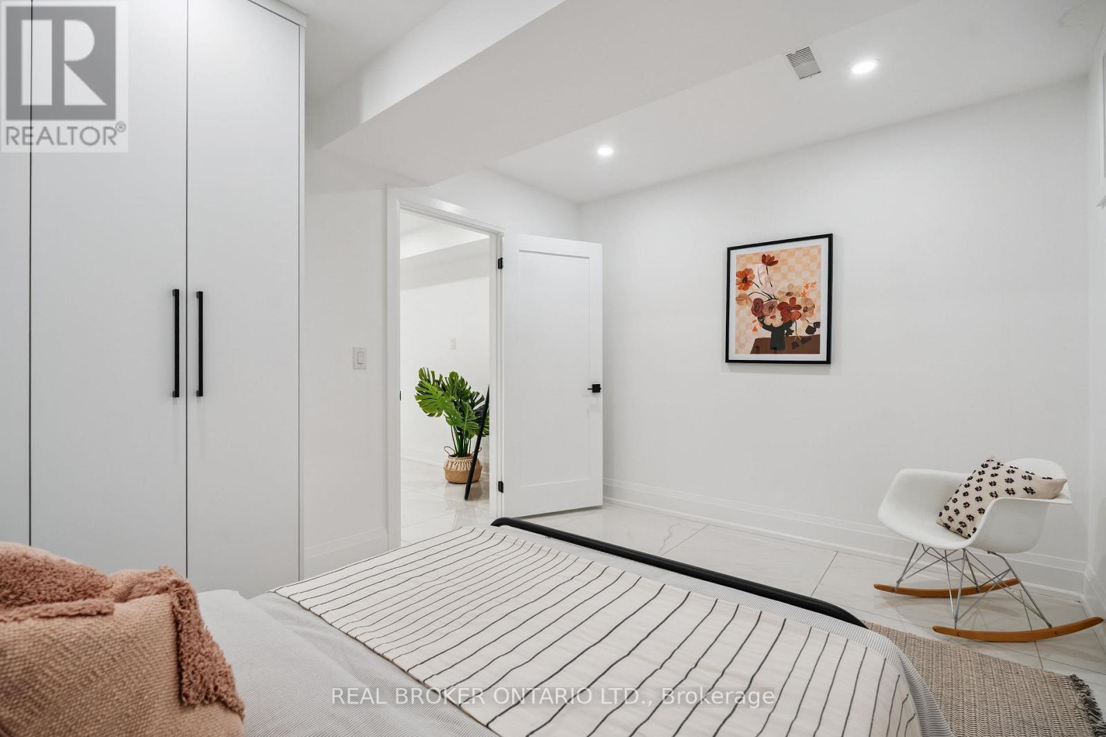 Photo 40 of 98 Hogarth Avenue, Toronto ON