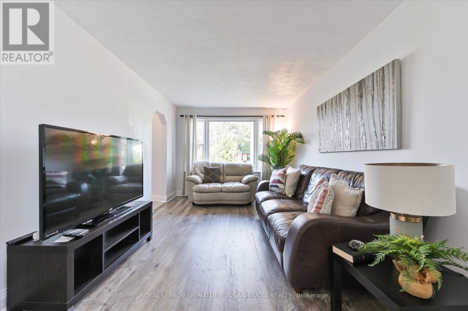 Photo 10 of 90 Meighen Avenue, Toronto ON