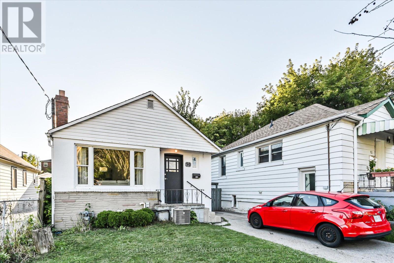 Photo 2 of 90 Meighen Avenue, Toronto ON