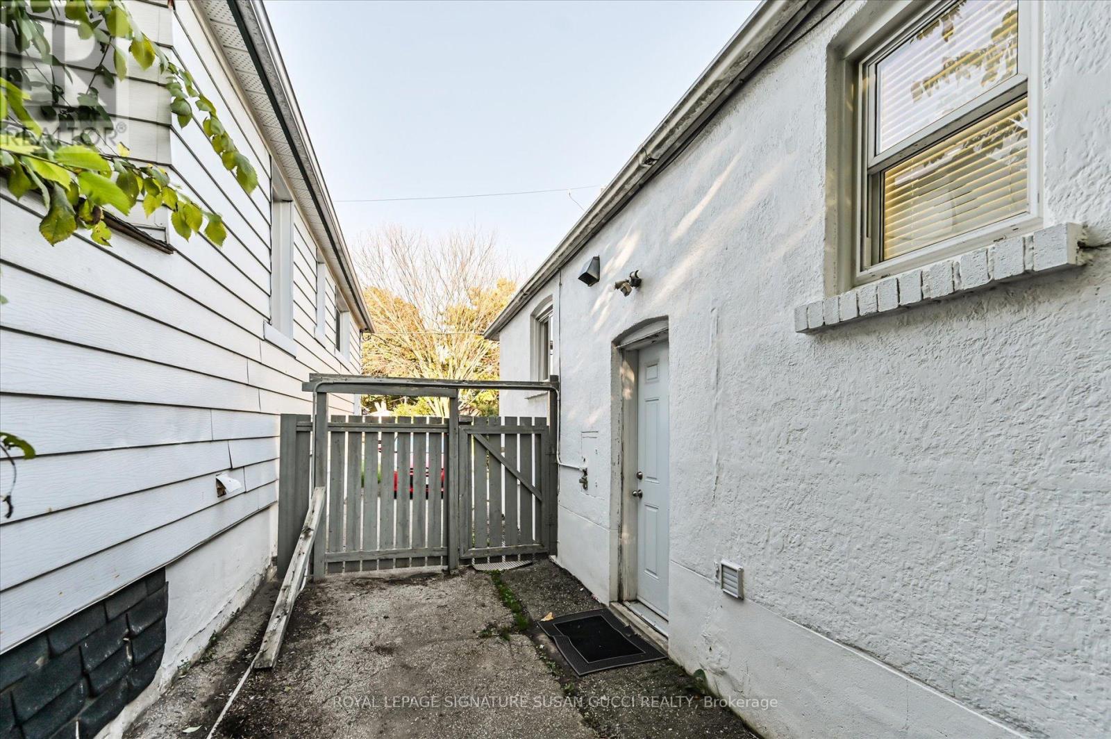 Photo 28 of 90 Meighen Avenue, Toronto ON