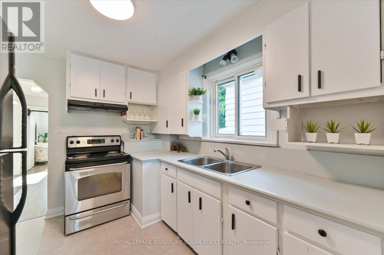 Photo 4 of 90 Meighen Avenue, Toronto ON