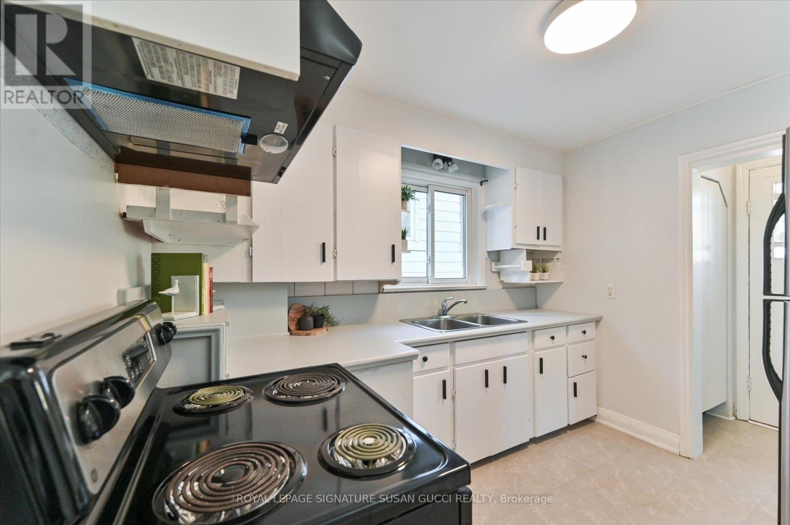 Photo 5 of 90 Meighen Avenue, Toronto ON