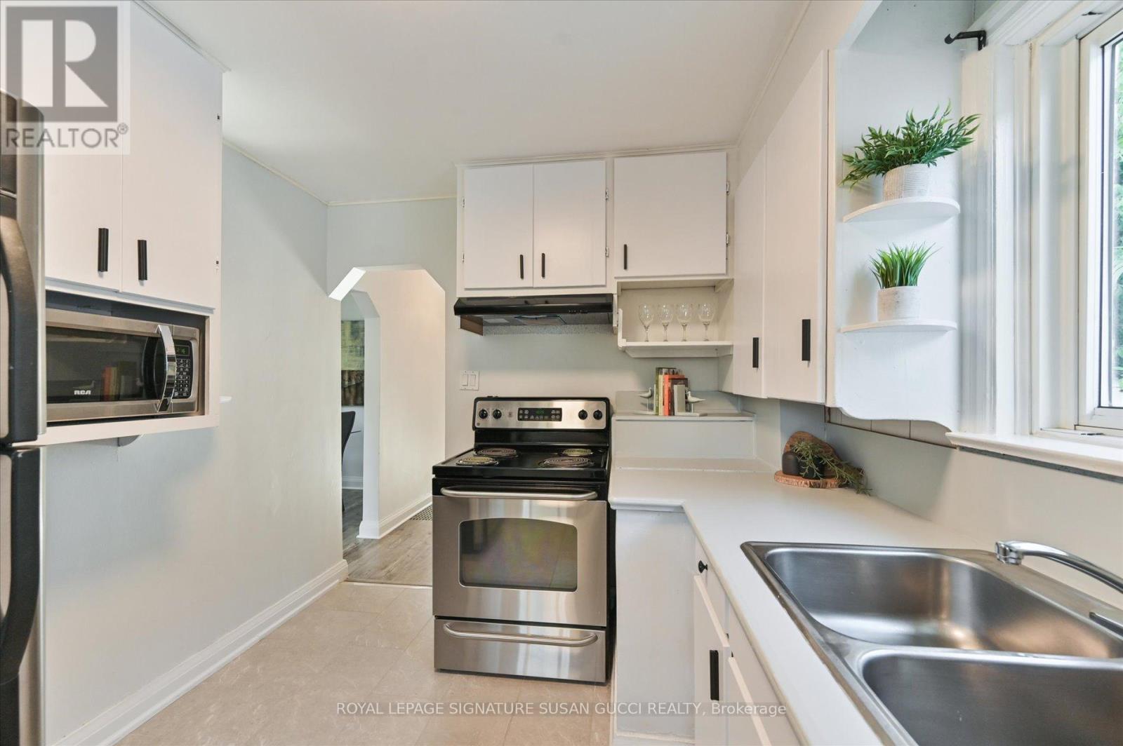 Photo 6 of 90 Meighen Avenue, Toronto ON