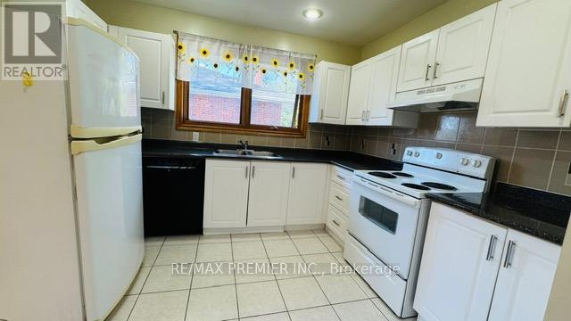Photo 6 of Main 60 Maralim Road, Richmond Hill ON
