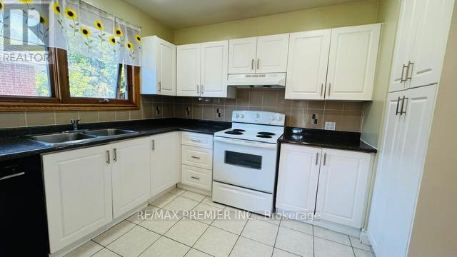 Photo 7 of Main 60 Maralim Road, Richmond Hill ON