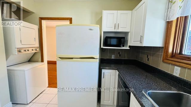 Photo 8 of Main 60 Maralim Road, Richmond Hill ON