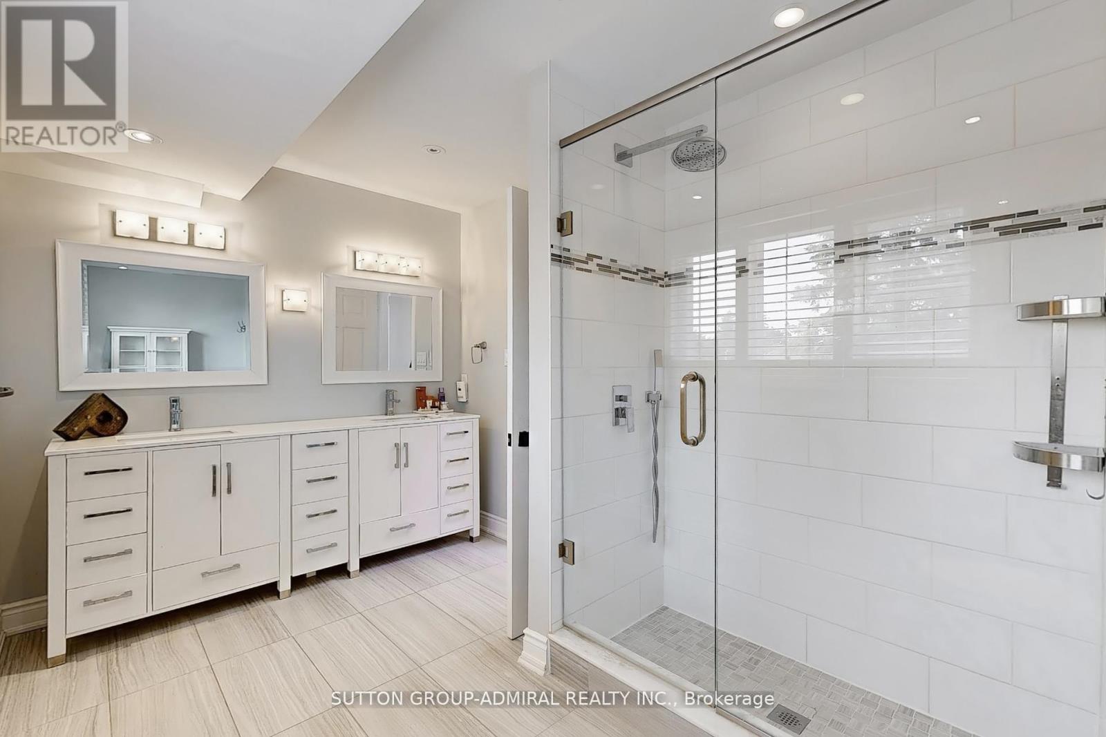 Photo 33 of 18 Tannery Court, Richmond Hill ON