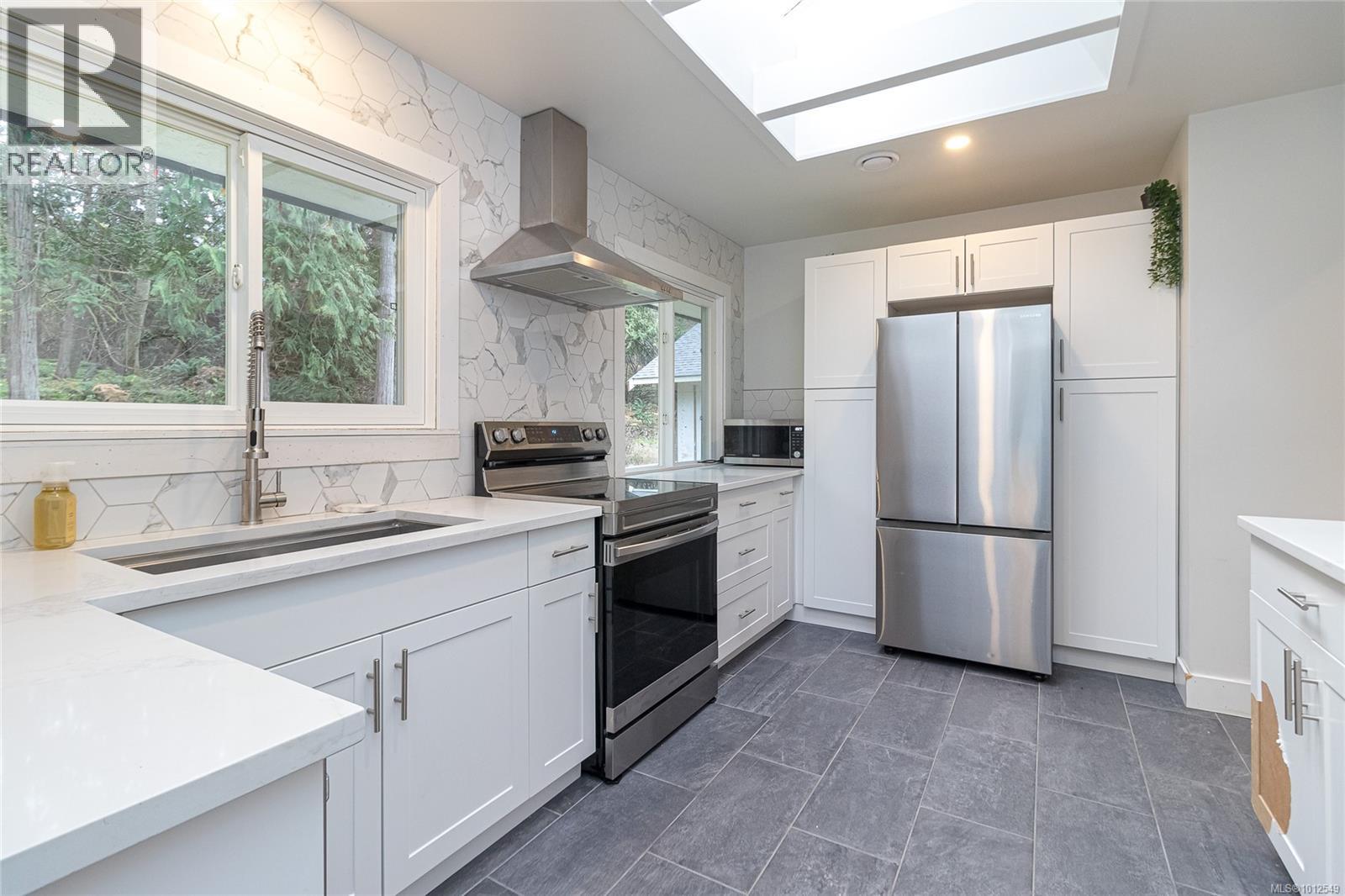  1077 Lands End Road, North Saanich