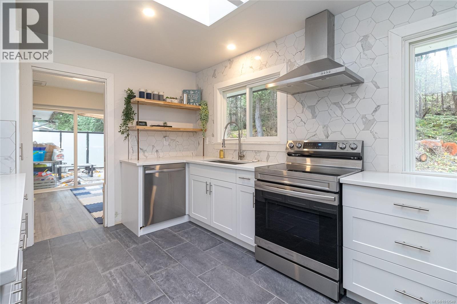  1077 Lands End Road, North Saanich