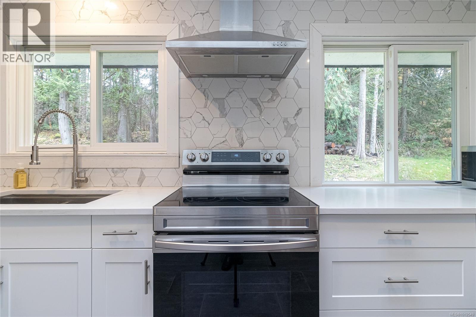  1077 Lands End Road, North Saanich