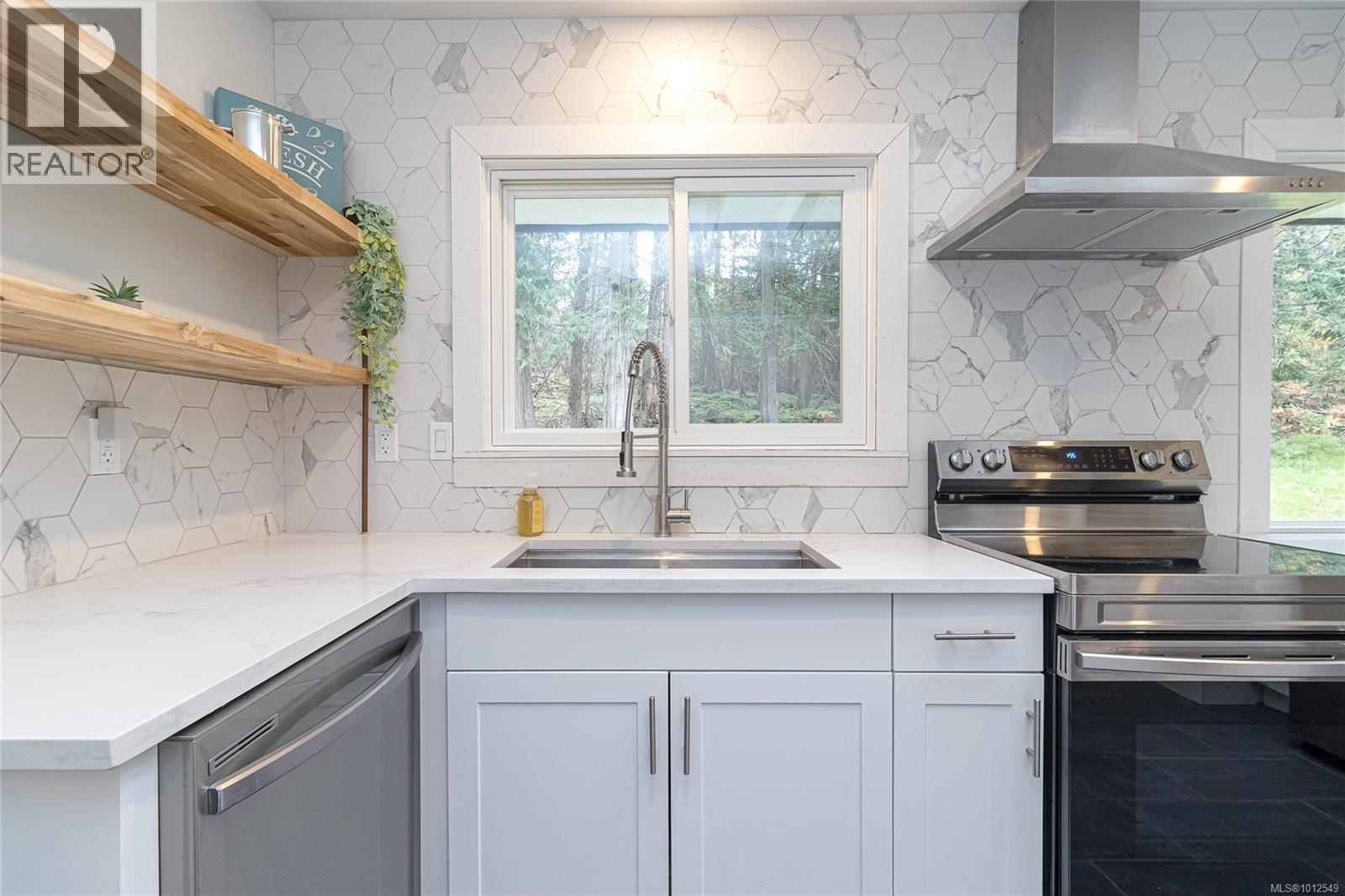  1077 Lands End Road, North Saanich