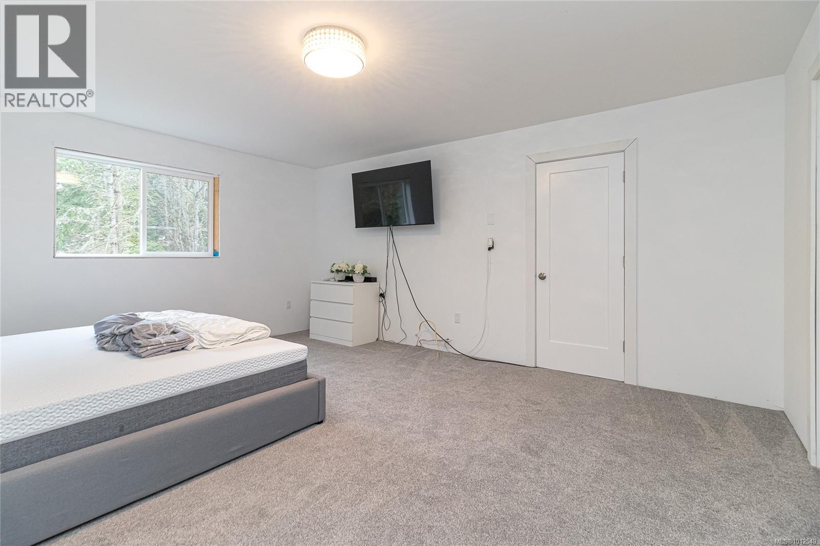  1077 Lands End Road, North Saanich