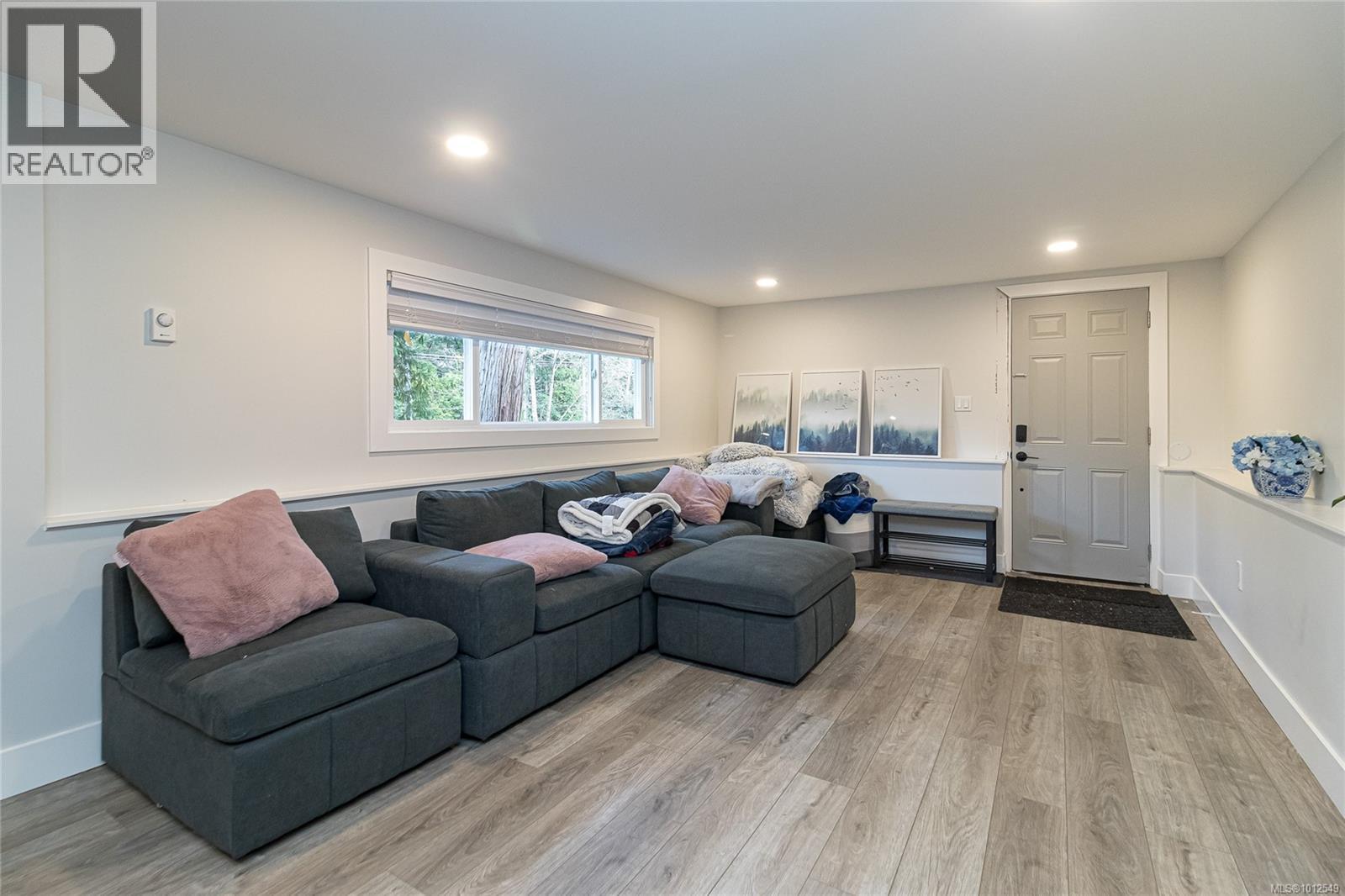  1077 Lands End Road, North Saanich