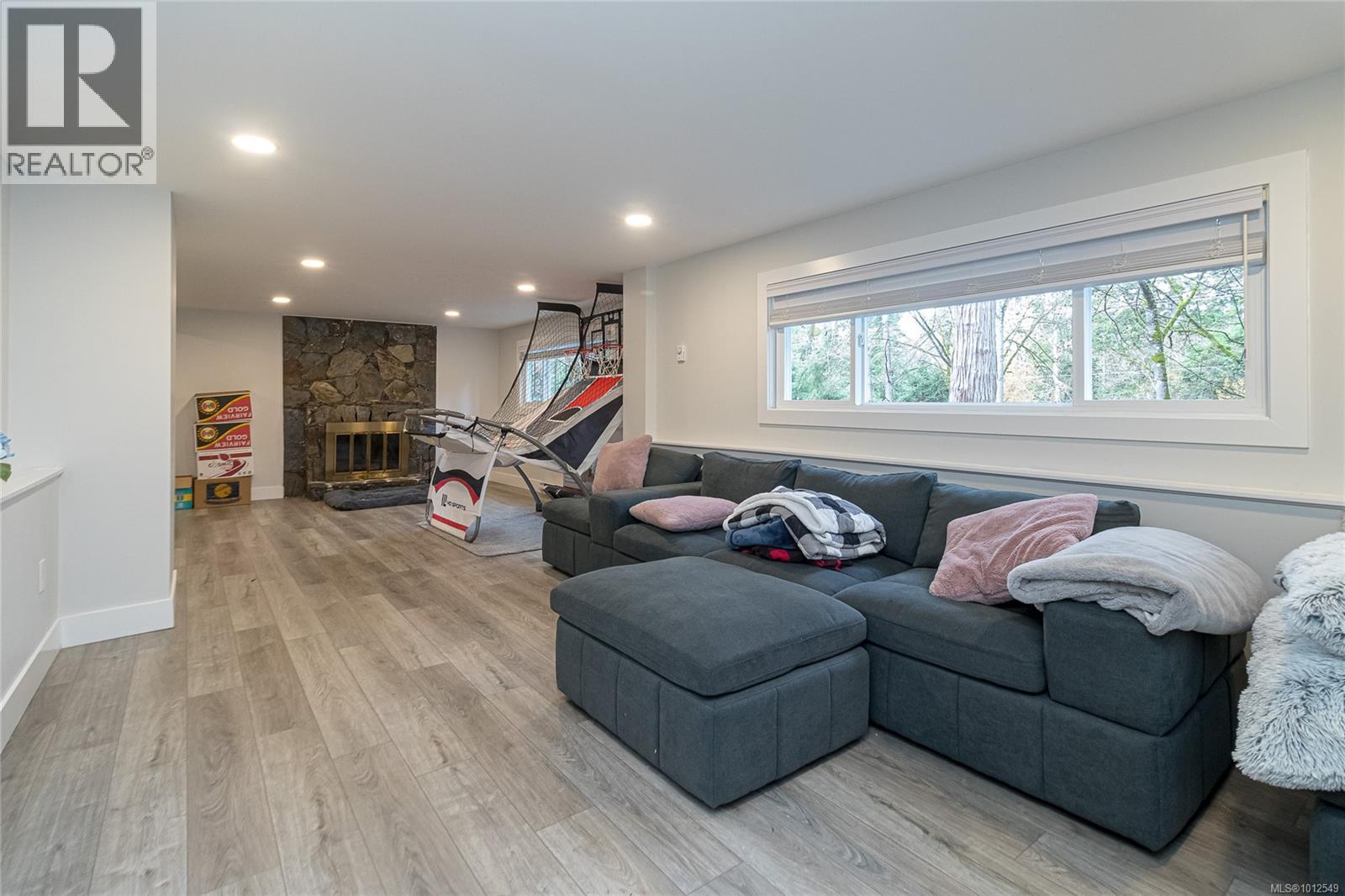  1077 Lands End Road, North Saanich