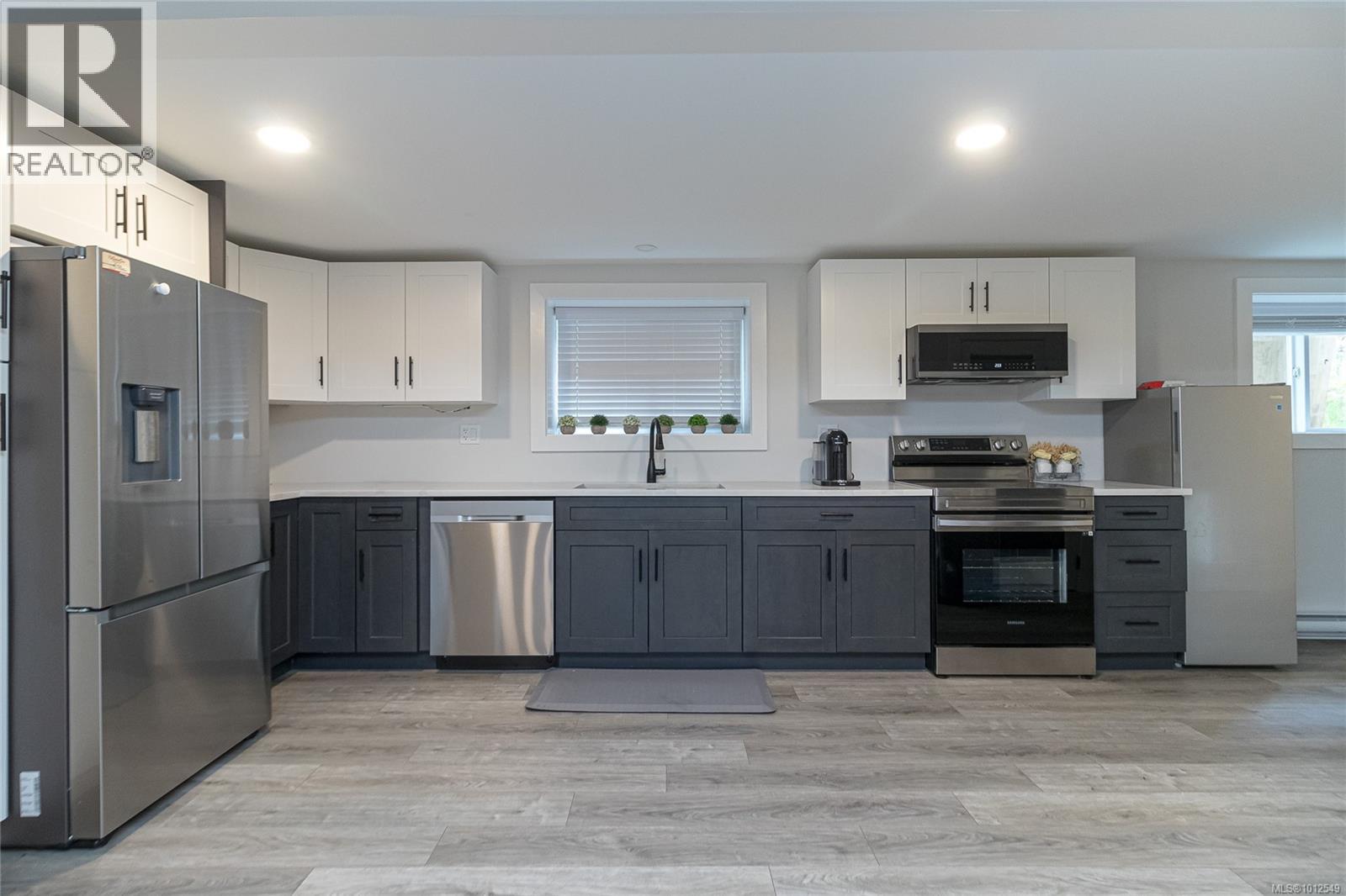  1077 Lands End Road, North Saanich