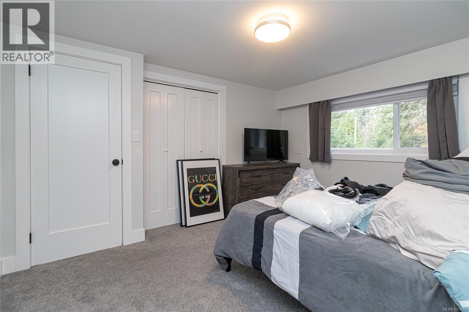  1077 Lands End Road, North Saanich