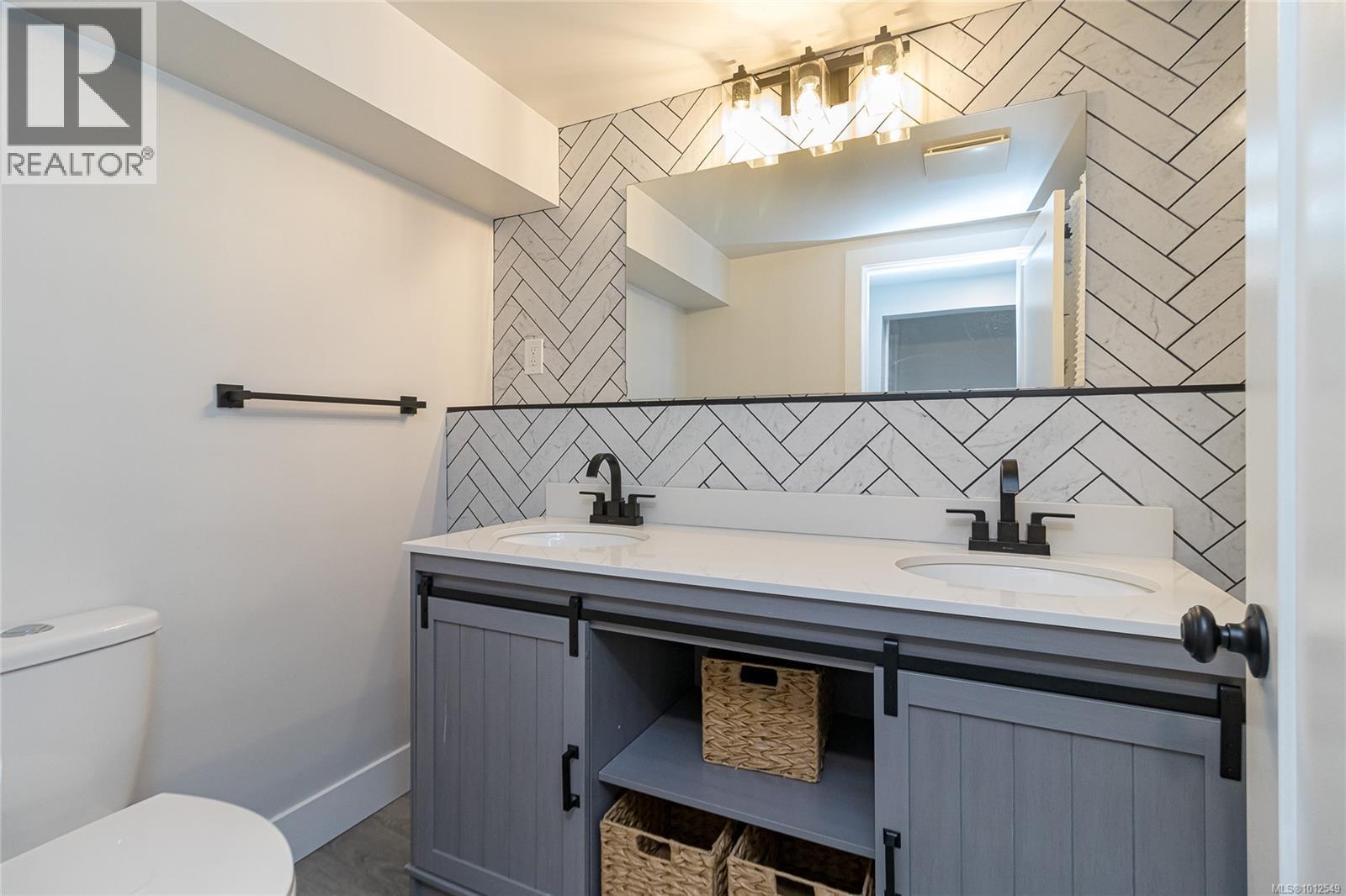  1077 Lands End Road, North Saanich