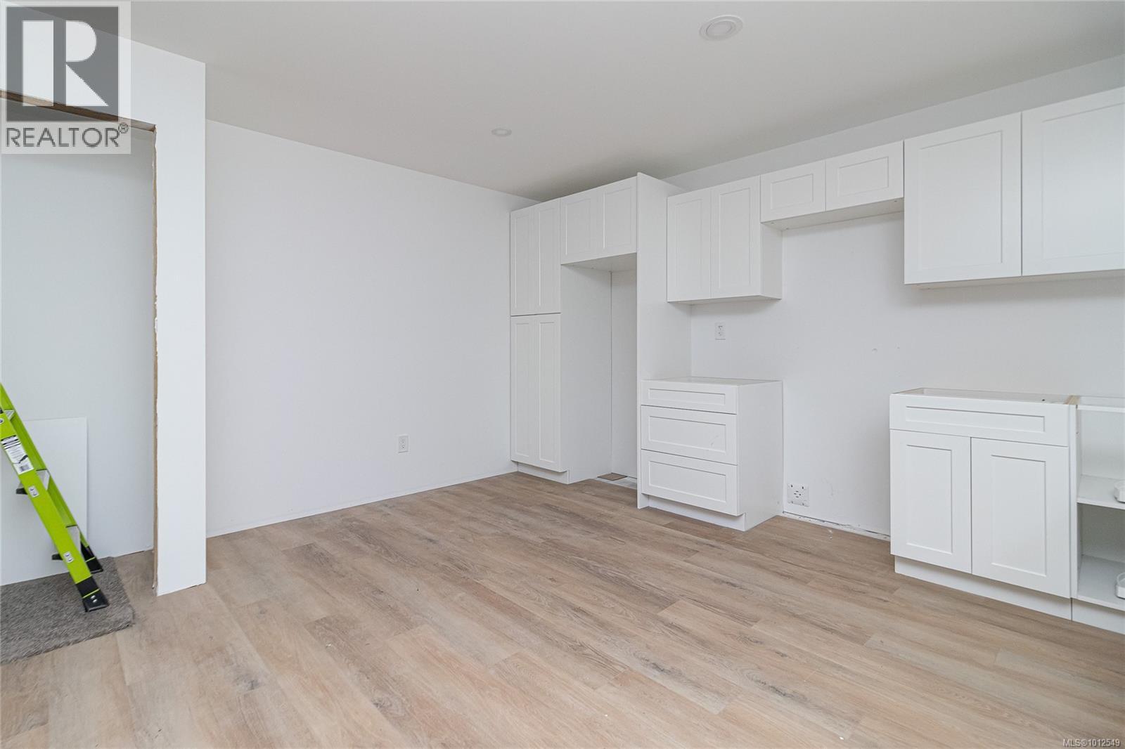  1077 Lands End Road, North Saanich