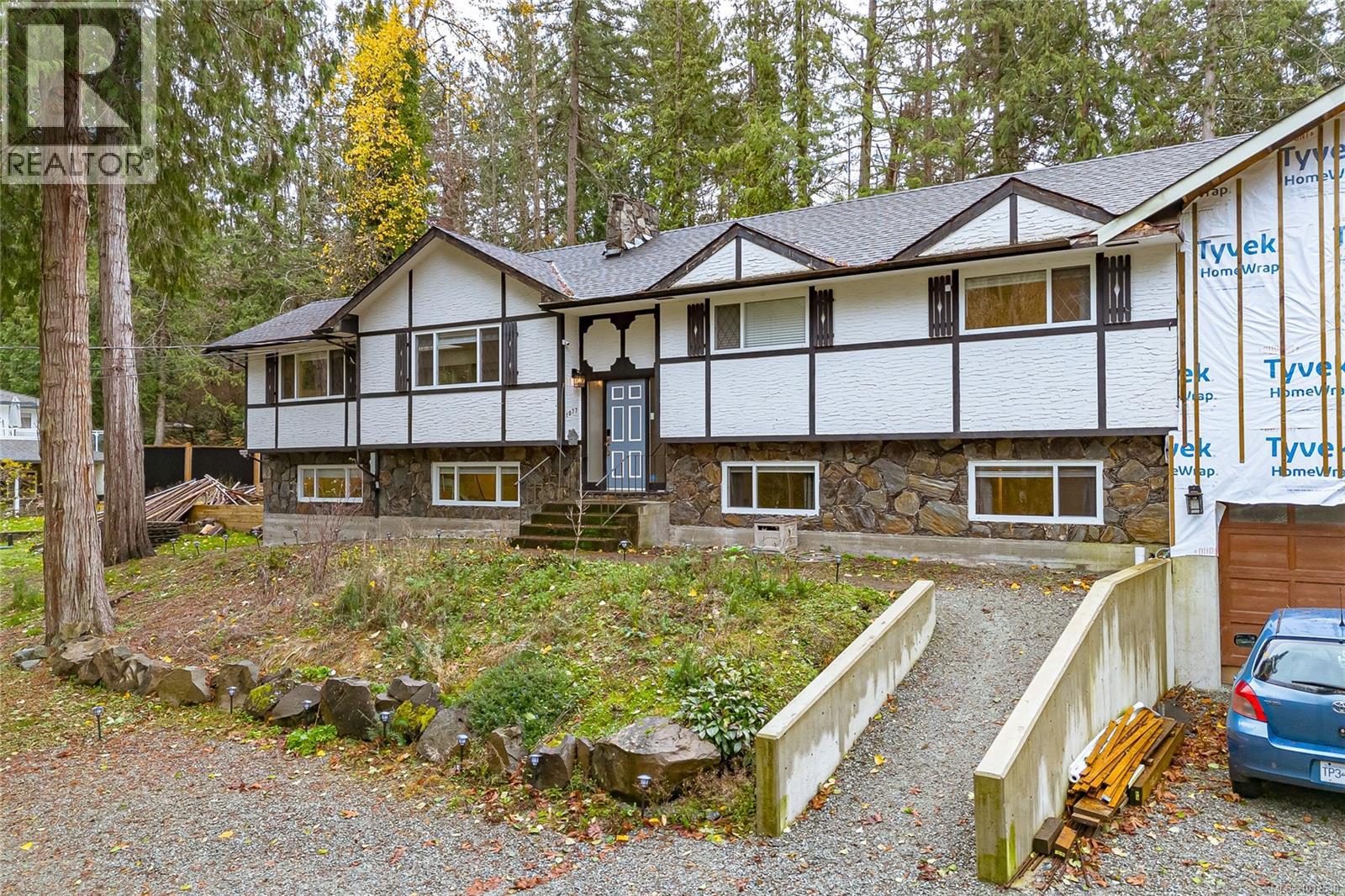  1077 Lands End Road, North Saanich