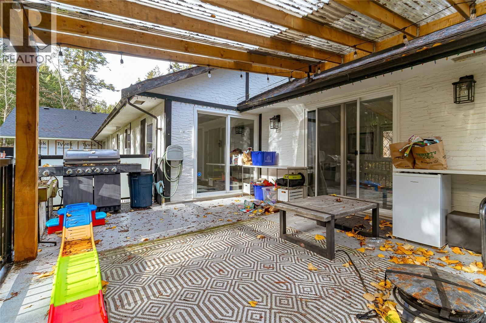  1077 Lands End Road, North Saanich