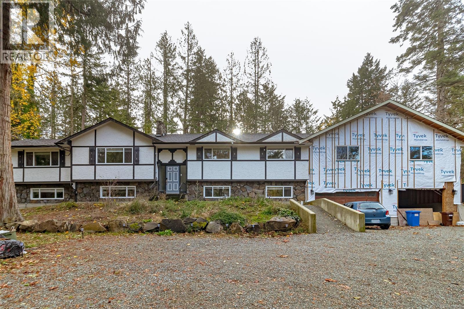  1077 Lands End Road, North Saanich