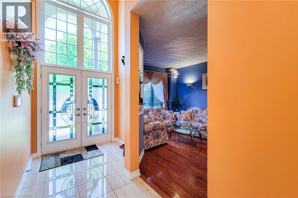 Photo 10 of 26 Colin Crescent, Hamilton ON