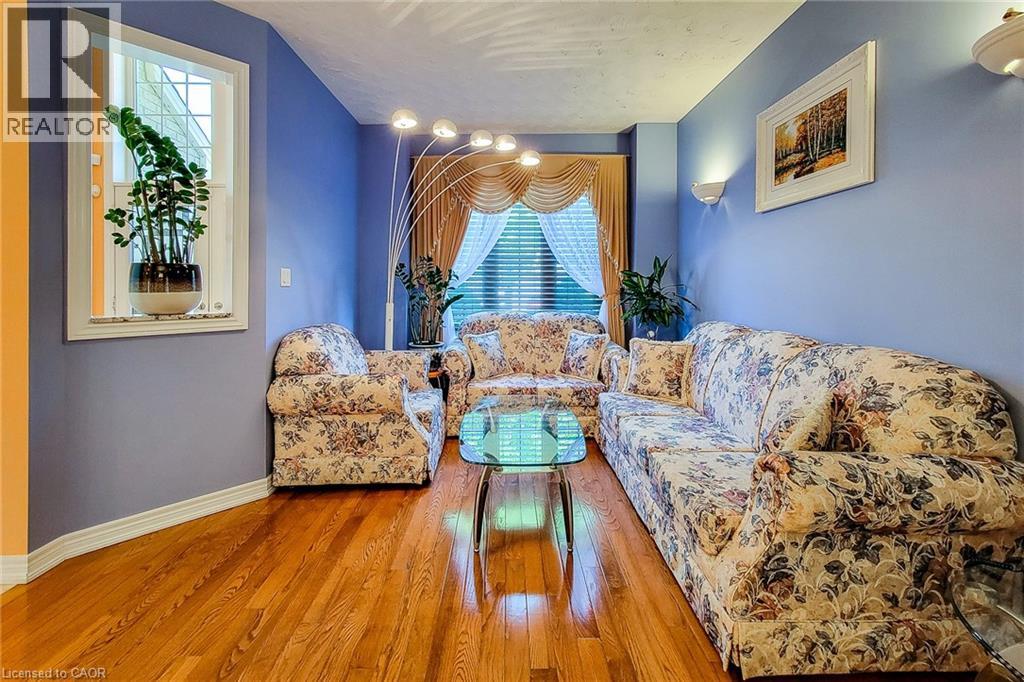 Photo 11 of 26 Colin Crescent, Hamilton ON