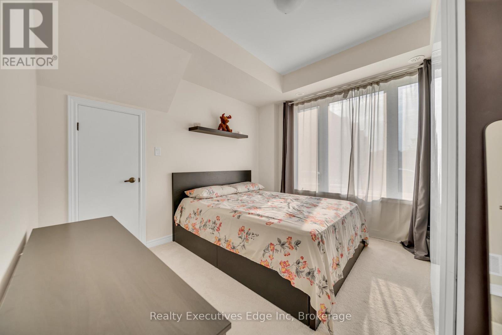 Photo 10 of 252 Law Drive, Guelph ON
