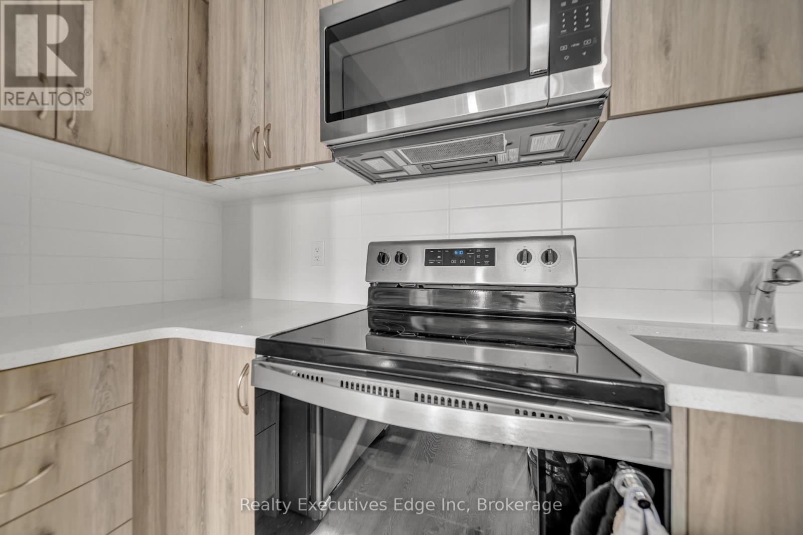 Photo 8 of 252 Law Drive, Guelph ON