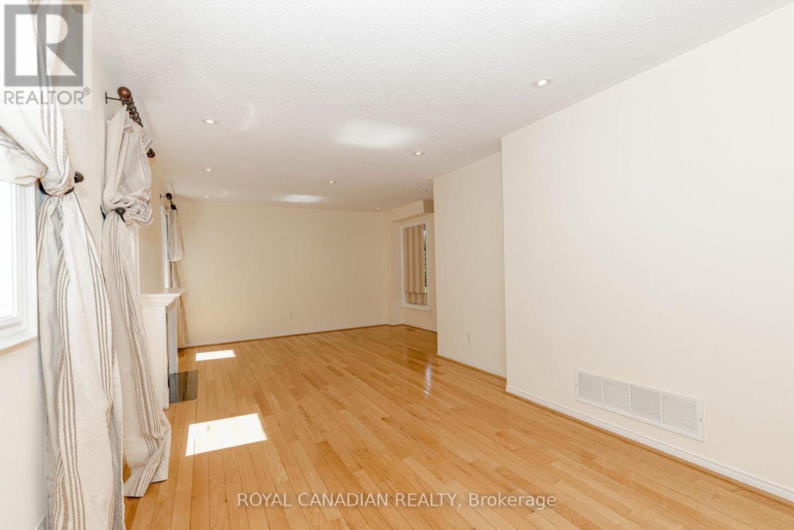 Photo 10 of 3940 Hazelridge Drive, Mississauga ON