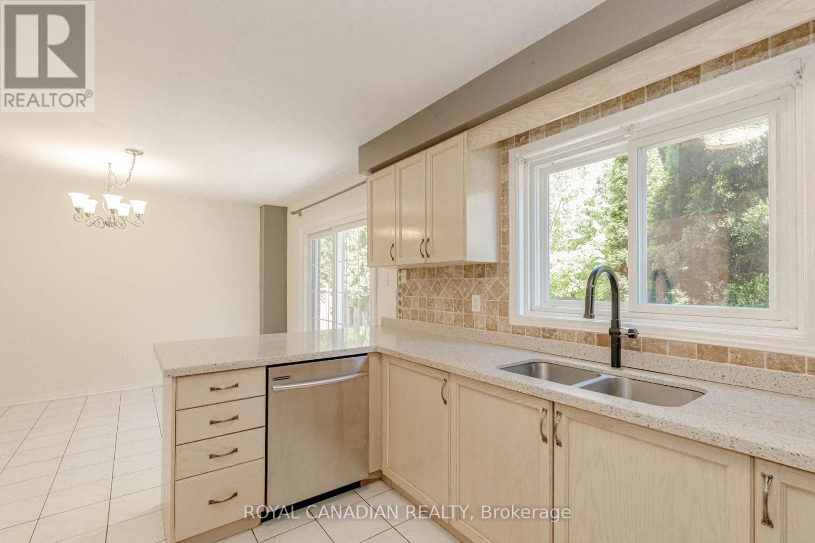 Photo 18 of 3940 Hazelridge Drive, Mississauga ON