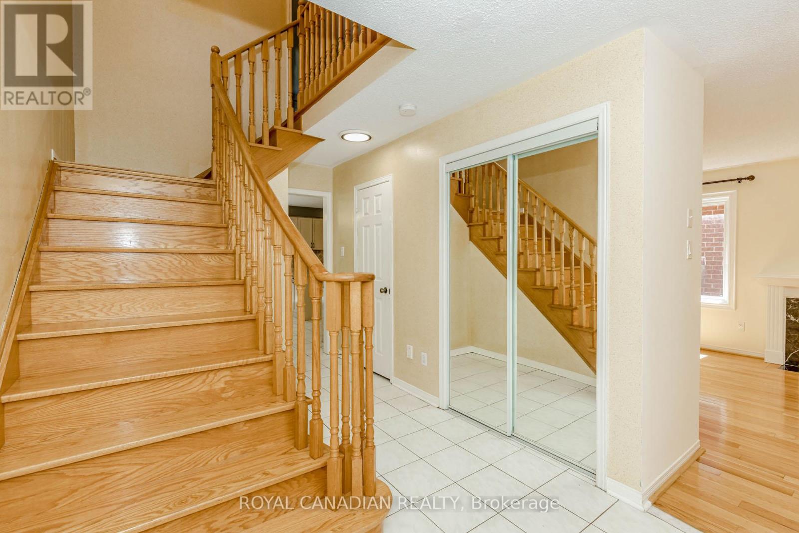 Photo 24 of 3940 Hazelridge Drive, Mississauga ON