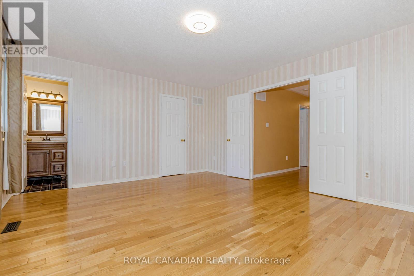 Photo 25 of 3940 Hazelridge Drive, Mississauga ON