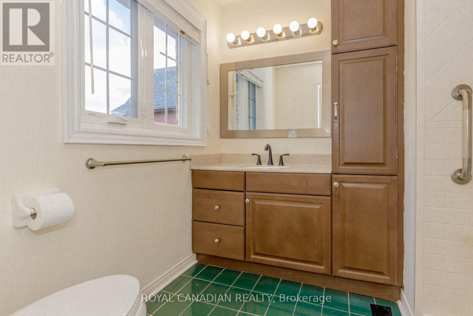 Photo 33 of 3940 Hazelridge Drive, Mississauga ON