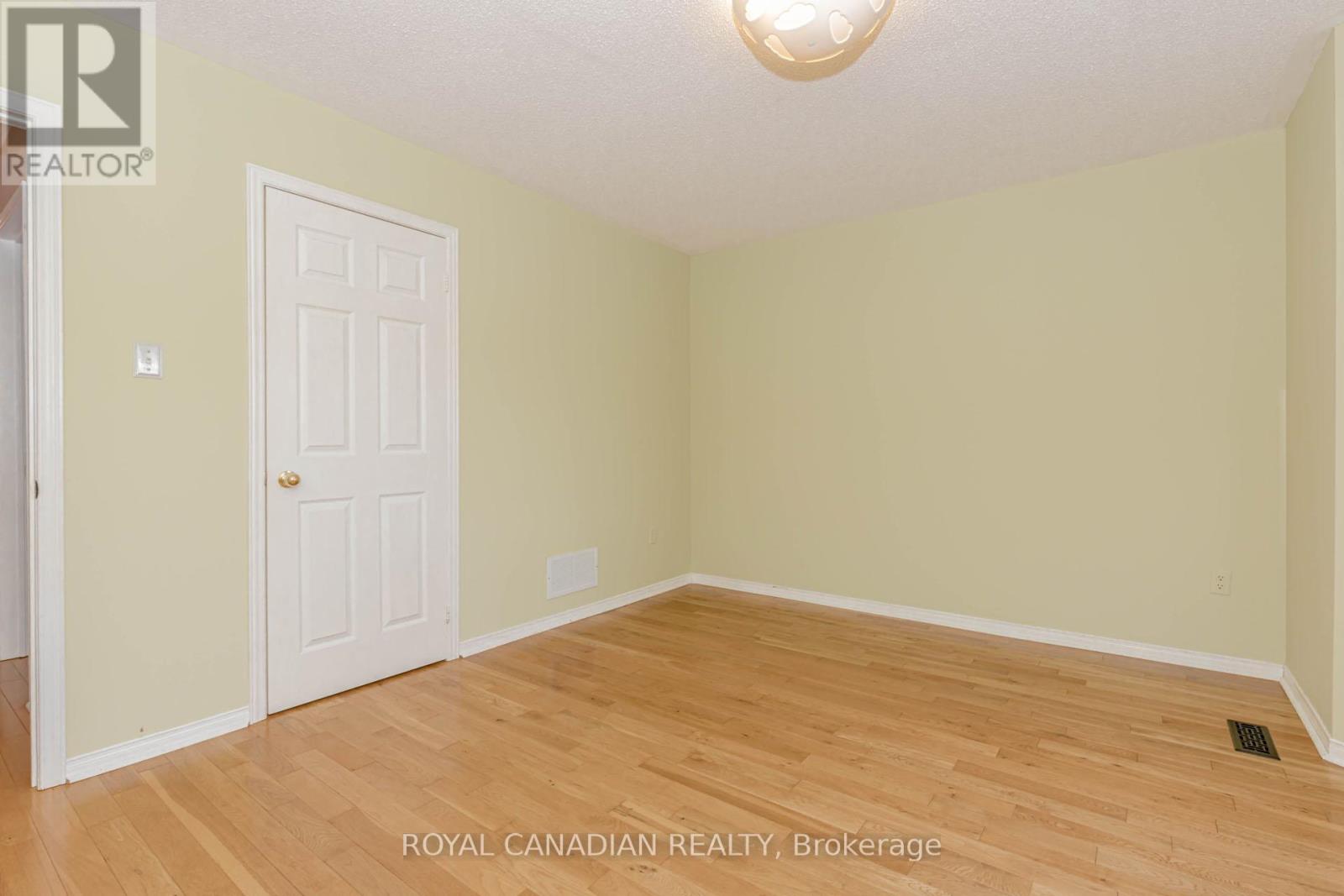 Photo 37 of 3940 Hazelridge Drive, Mississauga ON