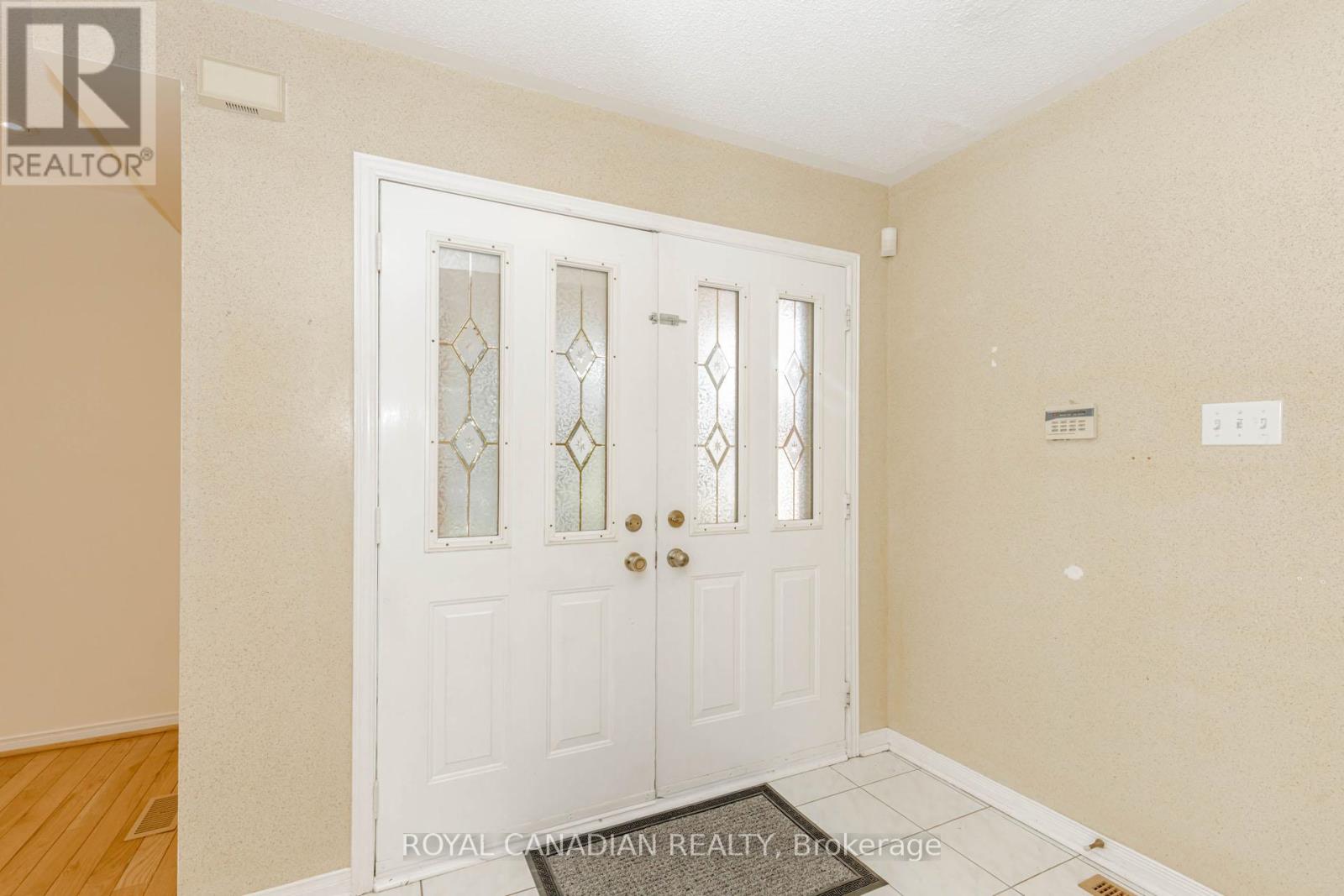 Photo 4 of 3940 Hazelridge Drive, Mississauga ON
