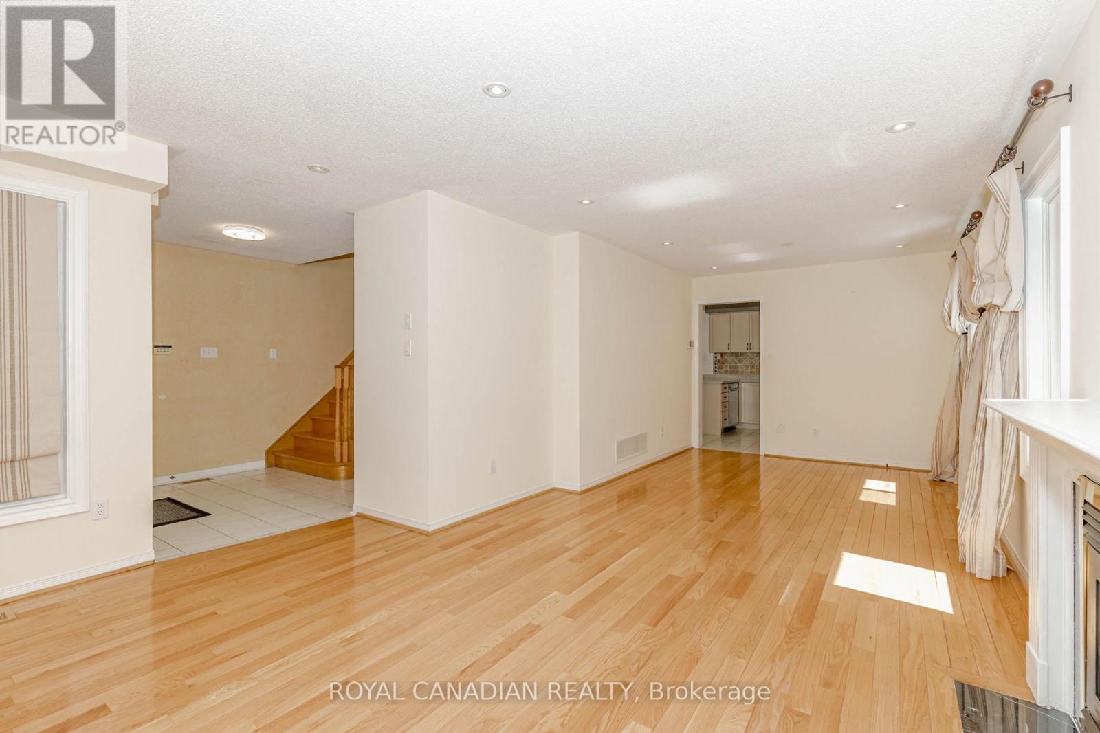 Photo 7 of 3940 Hazelridge Drive, Mississauga ON