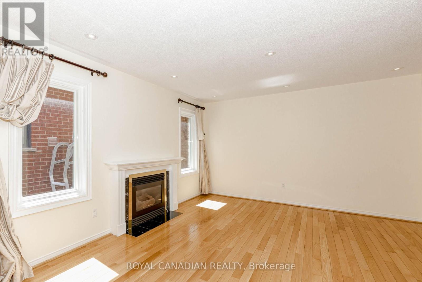 Photo 8 of 3940 Hazelridge Drive, Mississauga ON