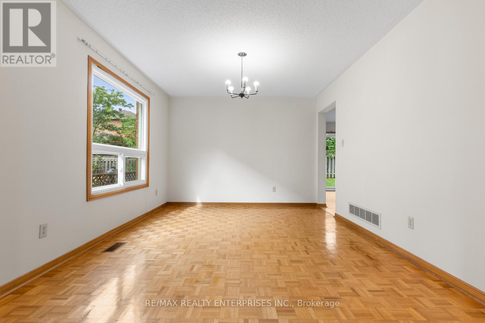 Photo 10 of 2941 Caradoc Lane, Oakville ON