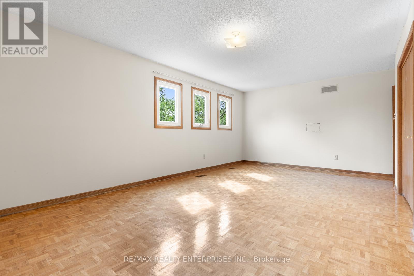 Photo 23 of 2941 Caradoc Lane, Oakville ON