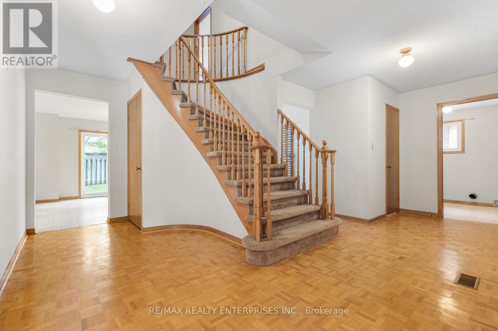 Photo 5 of 2941 Caradoc Lane, Oakville ON