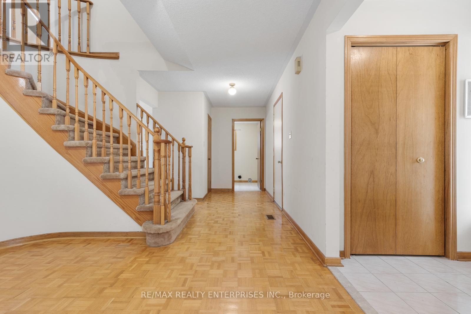 Photo 7 of 2941 Caradoc Lane, Oakville ON